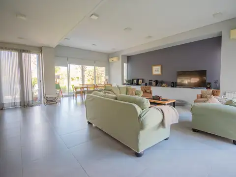 Casa en Venta con 3 cocheras