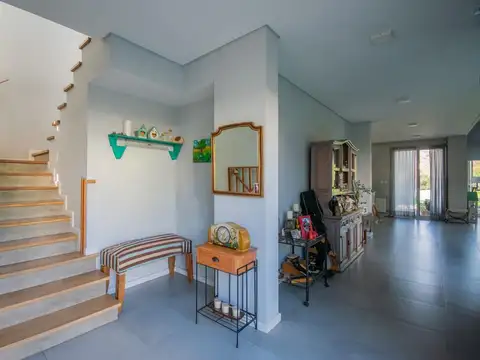 Casa 5 ambientes con 3 baños