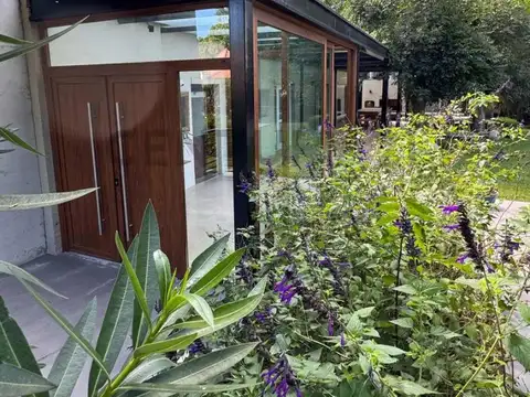 Casa en Venta con 2 cocheras