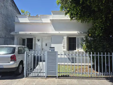 Departamento tipo casa en alquiler en Caseros-2 AMB. Con patio cubierto independiente.