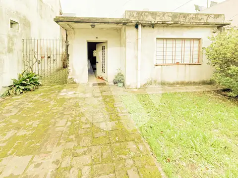 Casa con jardín y espacio guardacoche