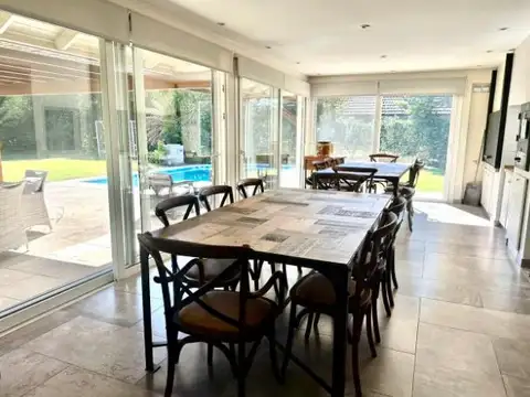 Casa 5 ambientes con 4 baños