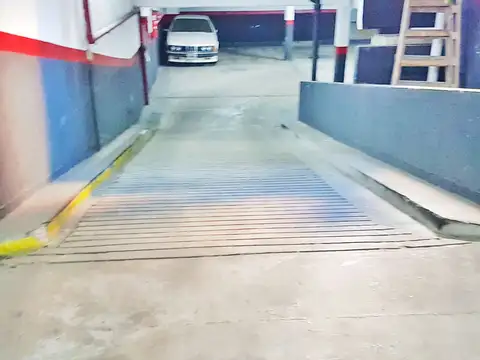 Dueño vende cochera fija, grande, en Planta Baja. Seguridad 24hs