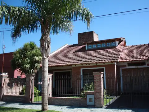 CASA EN LOTE 313 M2. - QUINCHO - PARRILLA - COCHERA - LOBOS