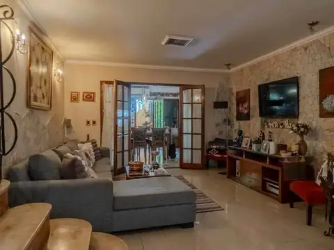 Casa en Venta con 3 cocheras