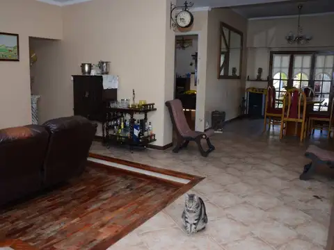 Casa 6 ambientes con 4 baños