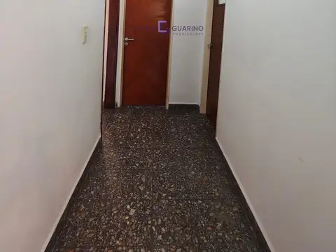 Departamento de 4 ambientes en primer piso al frente con patio, balcón y terraza