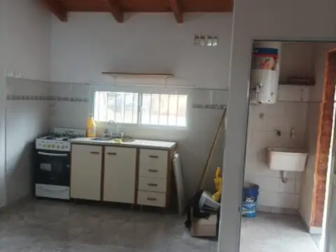 Casa 4 ambientes con 1 baño
