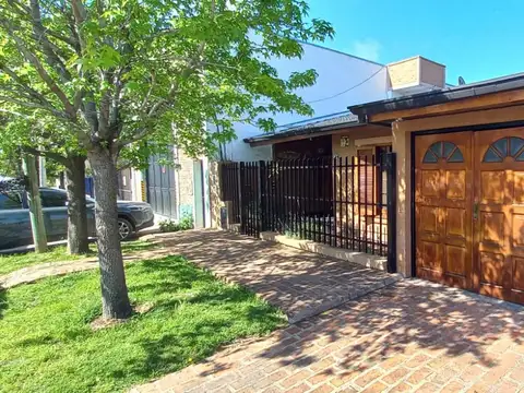 Casa 4 ambientes con 2 baños