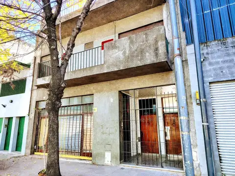 DEPARTAMENTO DE 3 AMBIENTES -FRENTE -PATIO Y TERRAZA PROPIOS