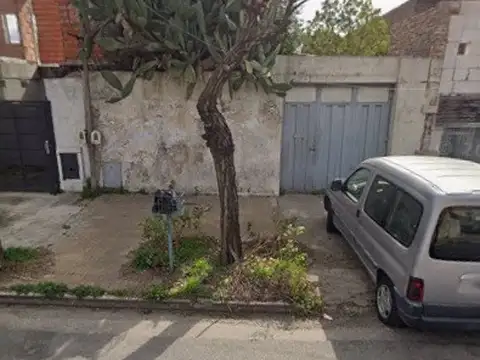 CASA DE ESTILO MIXTO CON 3 DORMITORIOS Y GALERIA.