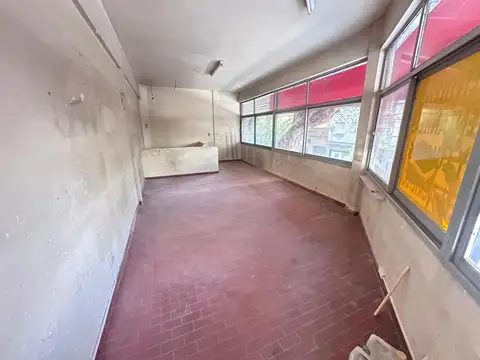 EXCELENTE LOCAL EN ESQUINA SOBRE AVENIDA JUAN B. JUSTO - SIN EXPENSAS