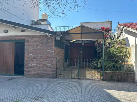 VENTA CASA 4 AMB CON JARDIN,  QUINCHO Y COCHERAS