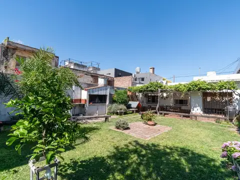 VENTA CASA-TRES DORMITORIOS CON JARDIN -TIRO SUIZO