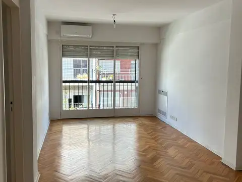 Corazón de RECOLETA dos dormitorios 2 baños. Espacio guarda coche. Impecable