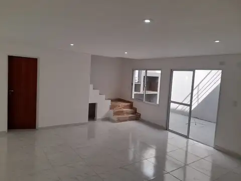 Depto Tipo Casa en Alquiler de 3 ambientes