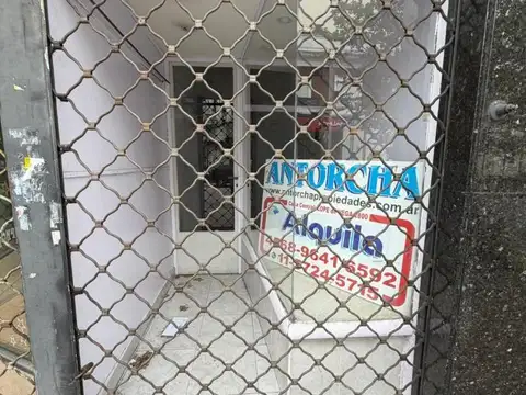 LOCAL 20m2 de 2x10 CON VIDRIERA Y PERCIANA
