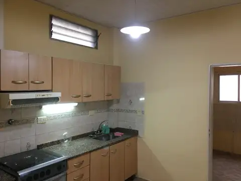 Casa 2 dormitorios Patio y Garage. Muy amplia y Luminosa . Excelente estado
