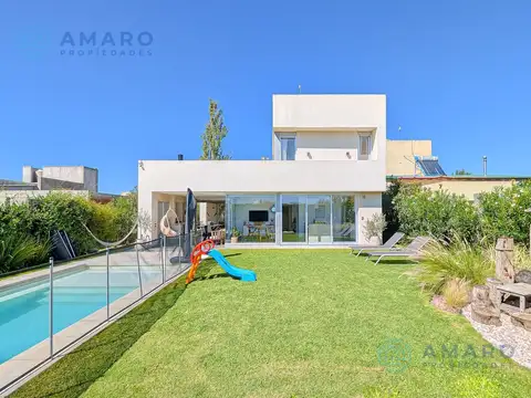 VENTA · CASA ·  4 DORMITORIOS · QUINCHO · PISCINA · APTA CREDITO · FUNES