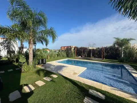 Casa en Venta con 4 cocheras