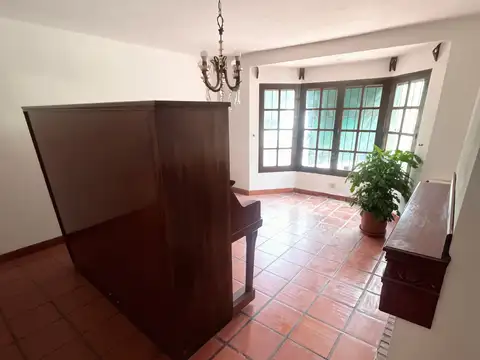 Casa 9 ambientes con 3 baños