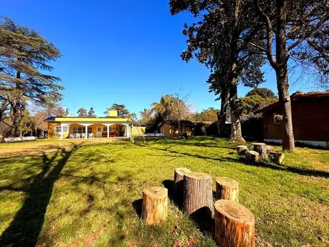 Venta casa quinta en La Reja. 5 ambientes con parque, piscina, garage y parrilla.