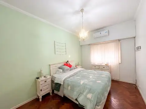 CASA 4 AMBIENTES EN UNA PLANTA CON PARQUE Y QUINCHO CUBIERTO
