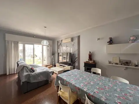 CASA 4 AMBIENTES EN UNA PLANTA CON PARQUE Y QUINCHO CUBIERTO