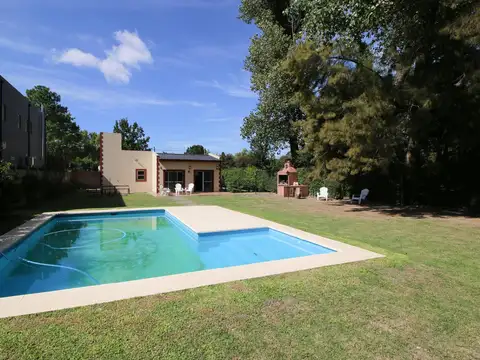 VENTA  CASA quinta 2 AMB + cocheras + pileta - ACEPTA PERMUTA