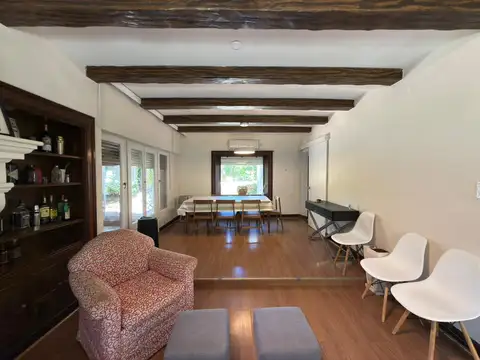 Casa 4 ambientes con 2 baños