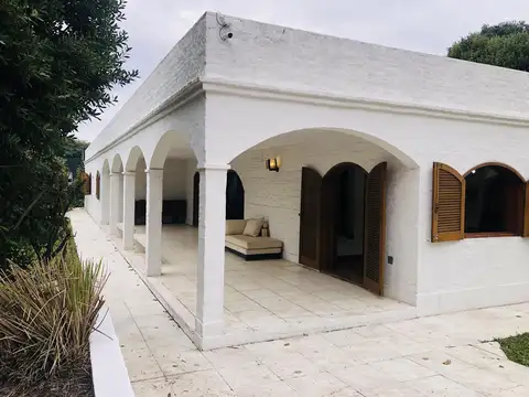 Casa 7 ambientes con 5 baños