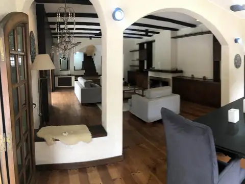 Casa en Venta con 3 cocheras