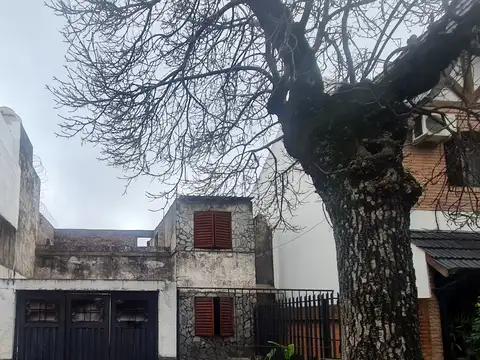 Lascano al 5500 y Moliere, Monte Castro. PH sin expensas. Superficie total: 287 m2. Cubiertos: 152 m2. 4 ambientes. 3 dormitorios. Patio techado. Lavadero. Garage descubierto. Terraza propia de 135 m2. Quincho. Para reciclar