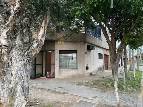 Montevideo 1000. Bernal. PH en esquina sin expensas.
