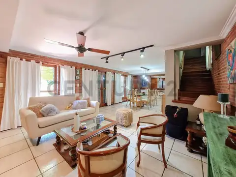 Casa 8 ambientes con 3 baños