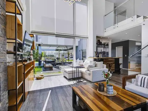 Casa en Venta con 2 cocheras