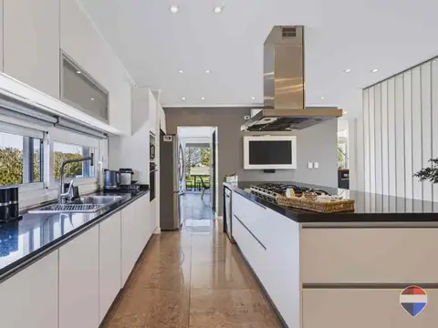 Casa 7 ambientes con 4 baños