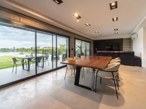 Casa en Venta con 2 cocheras