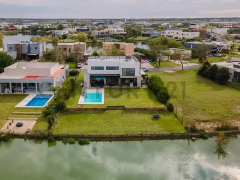 CASA DE DISEÑO A LA LAGUNA EN VENTA - EL CANTÓN