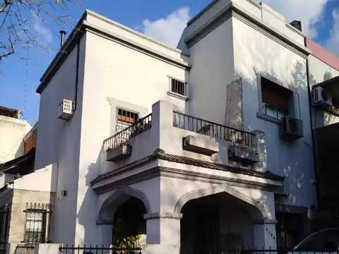 Casa en esquina de 4 ambientes con cochera y balcón terraza en floresta