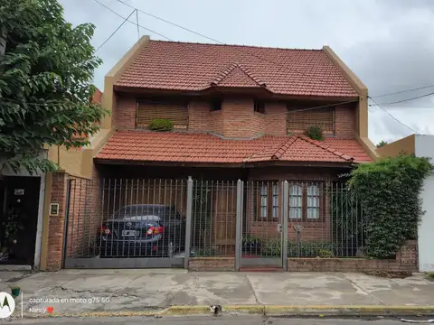 CHALET 4 Dormitorios, con patio y parrilla. Garage 2 autos