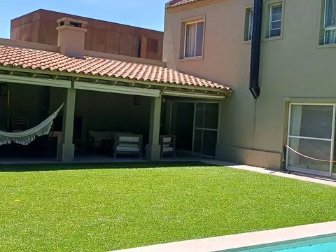 Casa en Alquiler Temporal en Quince Robles, USD 2.500