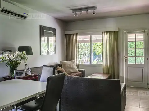 Casa 6 ambientes con 2 baños
