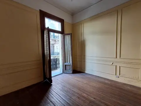 Departamento de estilo antiguo con balcón.