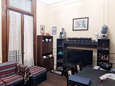 Departamento de estilo antiguo con balcón.