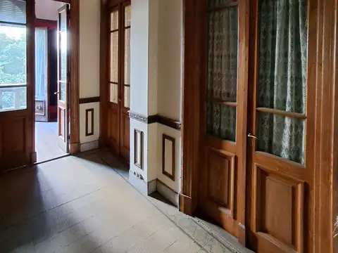 Departamento de estilo antiguo con balcón.