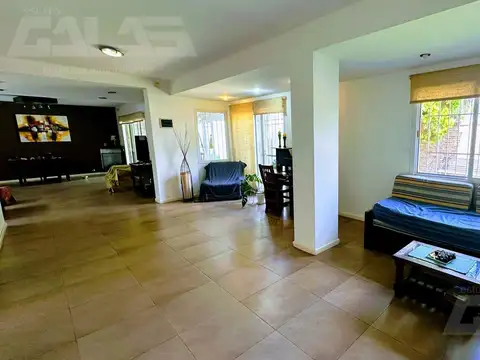 Casa 4 ambientes con 2 baños