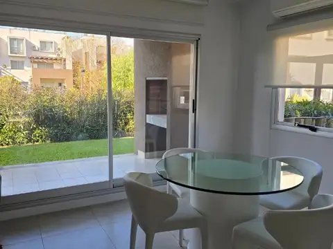 Departamento de 4 ambientes con jardín y salida al lago