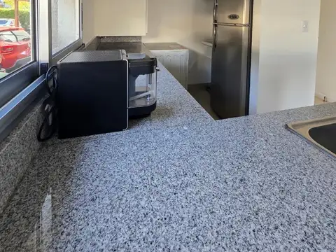 Departamento de 4 ambientes con jardín y salida al lago