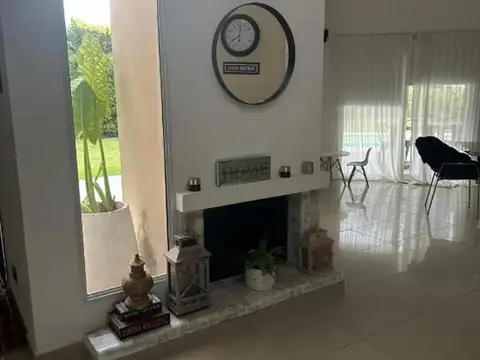 Casa 6 ambientes con 2 baños